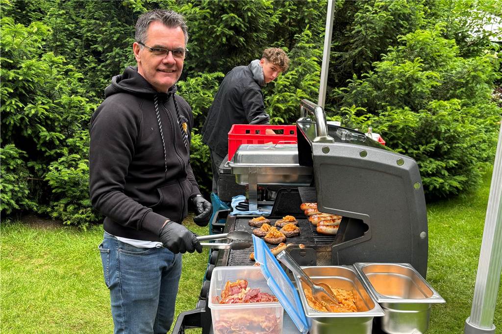 Ein Spaß für große und kleine Radler: 16. Hüttentour in Südlohn und Oeding Ein Mann grillt Wurst und Burger.