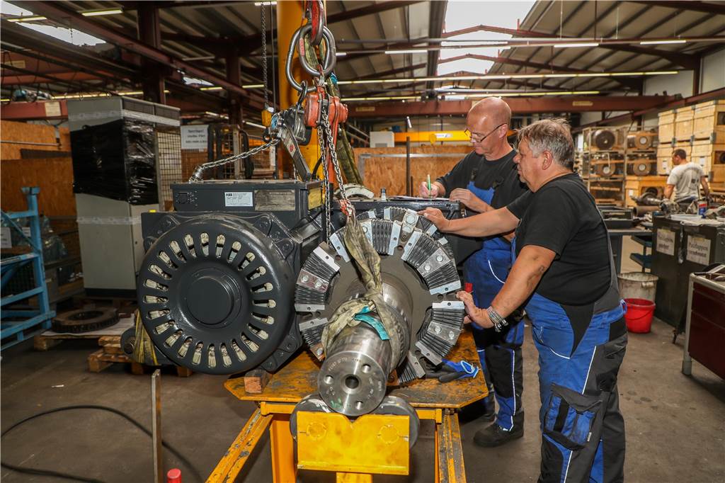 Wie ein Dorstfelder Bergbauzuliefer sein Unternehmen in die Zukunft rettet Von Grubenfahrzeugen zu Lokomotiven: Die Arbeit für die Industriemechaniker Roger Guenther (r.) und Maschinenschlosser Thomas Montag geht weiter.