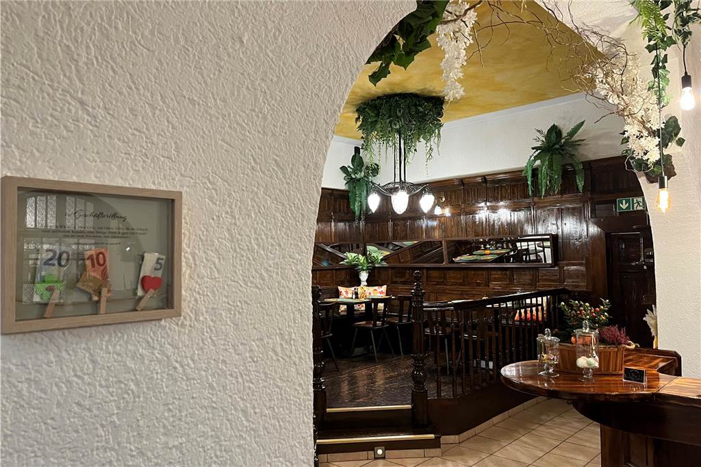 Restaurant „Von Herzen“ im Check: Traditionelle polnische Küche wie bei Mama „Von Herzen“ ist wie eine traditionelle Eck-Gaststätte eingerichtet, also eher altbacken. Allerdings haben die neuen Betreiber eigene Akzente gesetzt: So hängen Kunstpflanzenarrangements von der Decke, wie man das auch aus hippen Lokalen kennt.