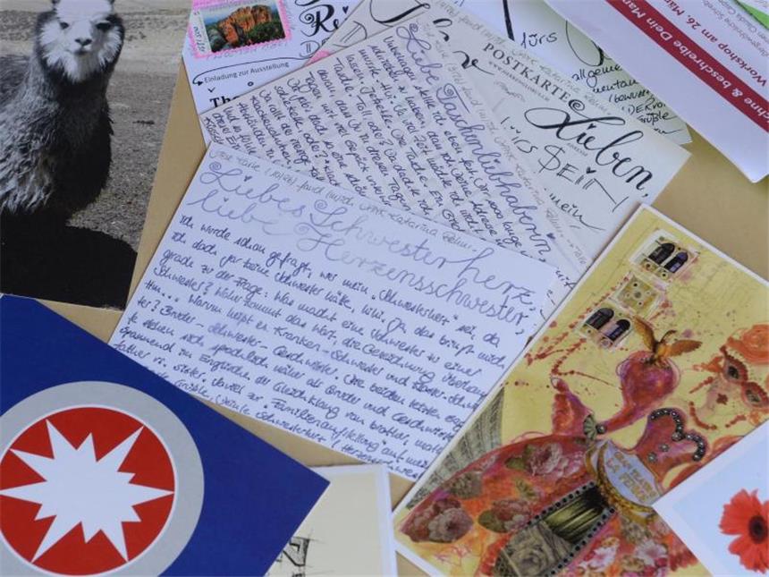 Die Postkartenschreiberin Von ihren beschrifteten Postkarten macht die Künstlerin Fotos und teilt sie auf Instagram. Foto: Franziska Kraufmann