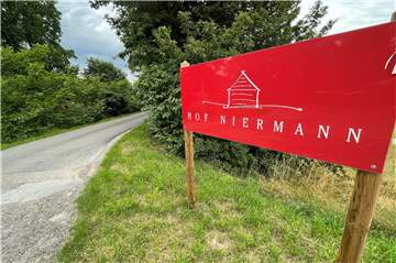 Von ihrer Traumhochzeit auf Hof Niermann in Oberwiese träumten die Brautpaare - doch dieser Traum zerplatzte jäh.