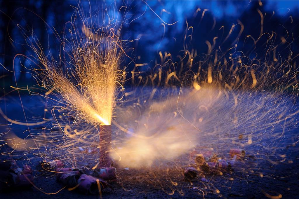 „Böllerei“ zu Silvesternacht: Feuerwehr und Klinikum warnen vor Gefahren Von illegalen Feuerwerkskörpern sollten unbedingt die Finger gelassen werden. Diese haben nicht selten die Sprengkraft einer Granate. Auf die Prüfsiegel achten.