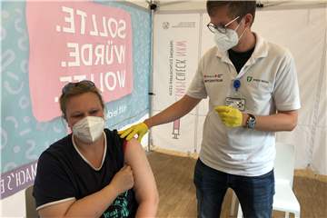 Von Impfarzt Benedikt Groß ließ sich die Schermbeckerin Nadine Menker am Donnerstag im Abrahamhaus gegen das Coronavirus impfen.