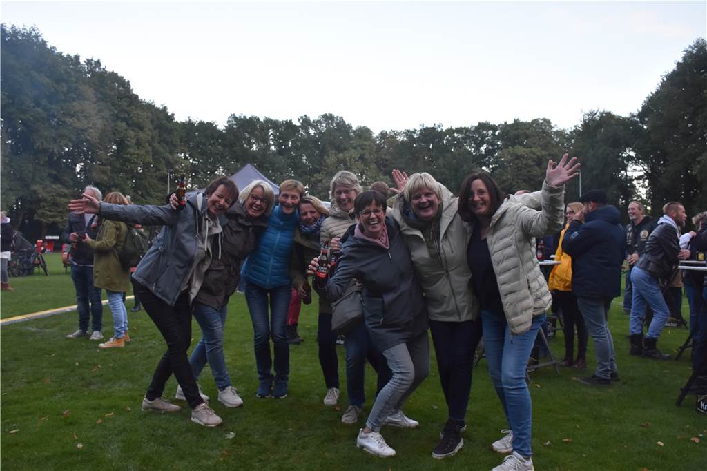 Mit vielen Fotos: Rockfield-Festival bringt den Stadtpark zum Beben Von Ingrid Göcke (50) überredet kam der Stammtisch "Die treuen Seelen" zum Rockfield Festival, um die Band "Extrabreit" live zu erleben.