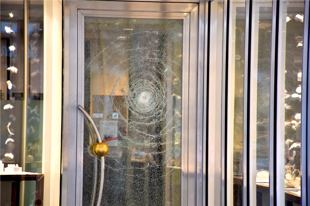 Mathias Engels (62) schildert den Überfall auf seine Goldschmiede Von innen hat einer der beiden Täter mit einem Vorschlaghammer gegen die Eingangstür geschlagen. Zeugen hatten sie zugehalten. Erst als der Mann zuschlug und dann noch mit der Waffe auf sie zielte, ließen sie die Tür los.