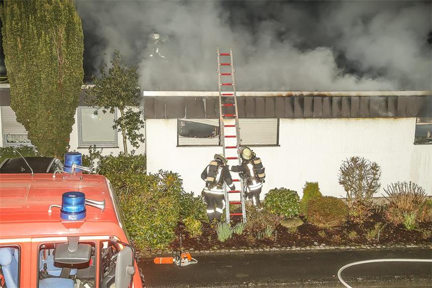 Bungalow in Berghofen brennt lichterloh Von innen und außen bekämpfte die Feuerwehr die Flammen.