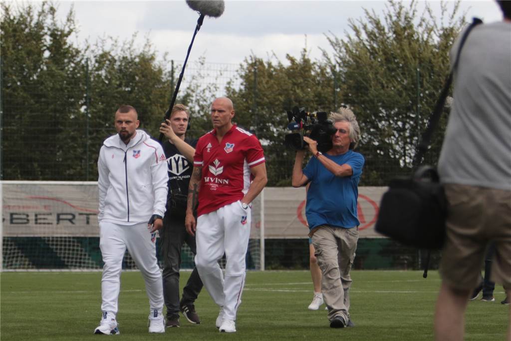 Frohlinde ringt Bövinghausen nieder - das Duell im Ticker Von Kameras verfolgt: Bövinghausens Trainer Thorsten Legat