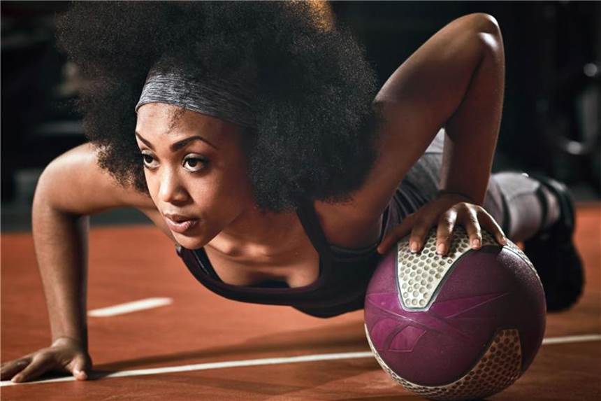 Wie Frauen ihre Muskeln richtig trainieren Von Krafttraining in nüchternem Zustand raten Experten ab - der Körper benötigt Energie für das Training. Graham Morris/Fitness First/dpa-tmn Foto: Graham Morris