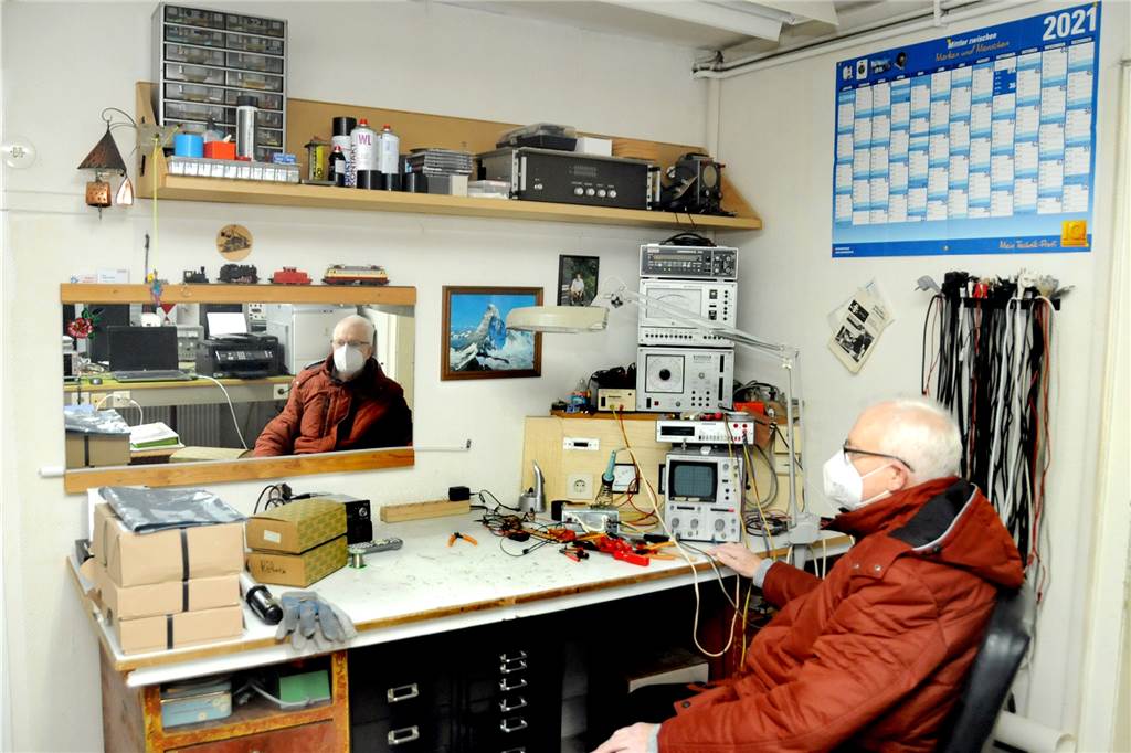 Ein letzter Tüftler geht: Elektrogeschäft an der Geisecker Talstraße schließt Von Lichterketten bis zu Fernsehern führte Edgar Babilon an seiner Werkbank die Reparaturen an Elektrogeräten aller Art aus. Oben im Regal hütet er den kurzschlussfesten HiFi-Verstärker, den er einst als Meisterstück gebaut hat.