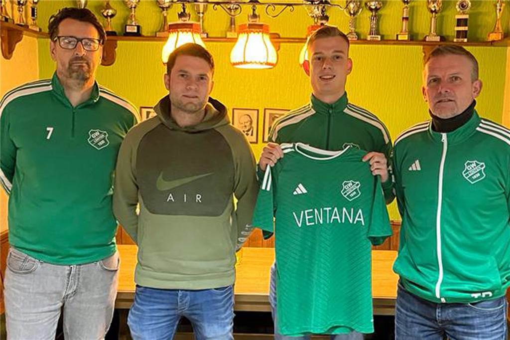 GW Lünten begrüßt zwei neue Spieler Von links: 1. Vorsitzender Patrick Decker, Co-Trainer Ludger Meese, Neuzugang Simon Verwohlt und Trainer Rainer Hoffschlag