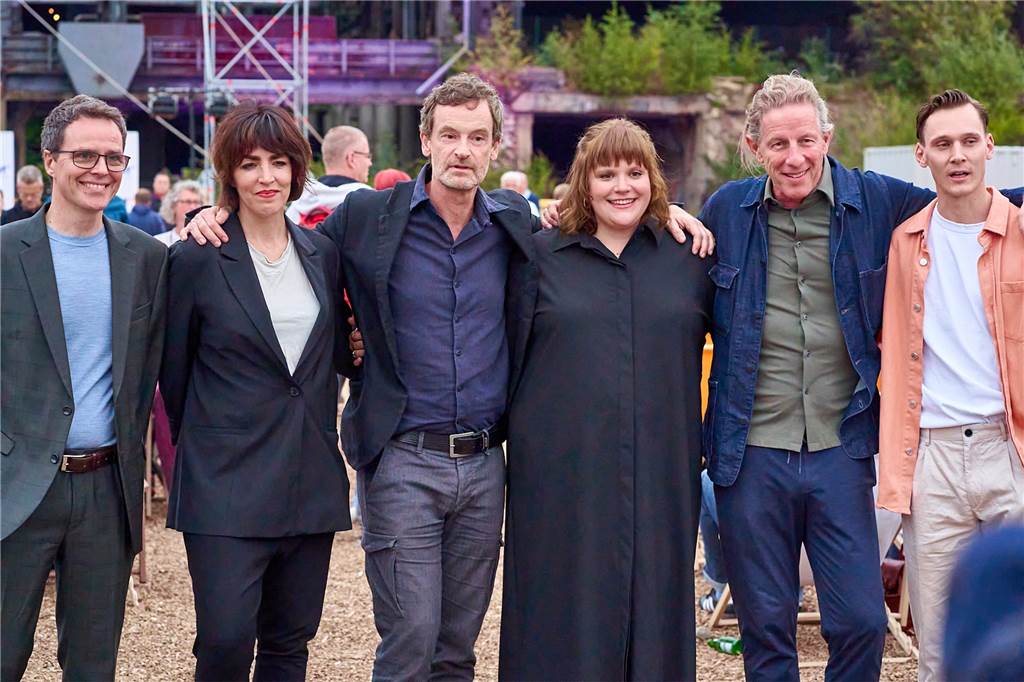 Faber-Schauspieler Hartmann: 10 Jahre Dortmund-Tatort niemals geahnt Von links: Alexander Bickel, Lucia Staubach, Jörg Hartmann, Stefanie Reinsperger, Richard Huber, Rick Okon.