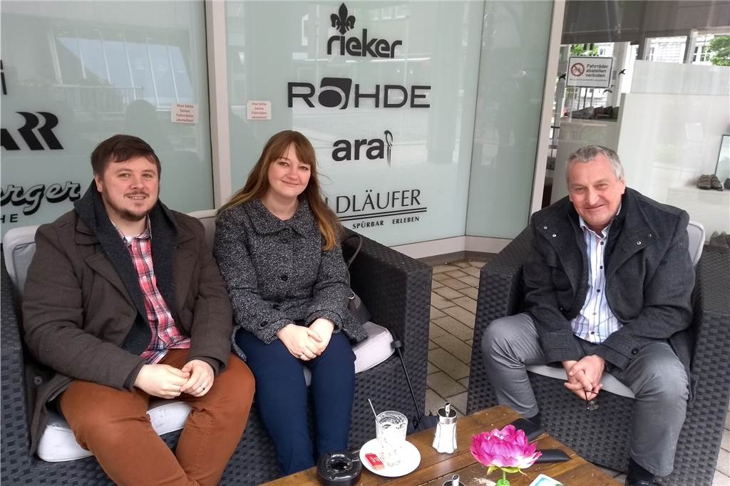 Außengastronomie in Werne eröffnet - „Nach sieben Monaten wurde es Zeit" Von links: Andreas Schütte, Sarah Schütte und Martin Pausch sind froh, sich wieder draußen treffen zu können und nicht nur online wie in den vergangenen Monaten.
