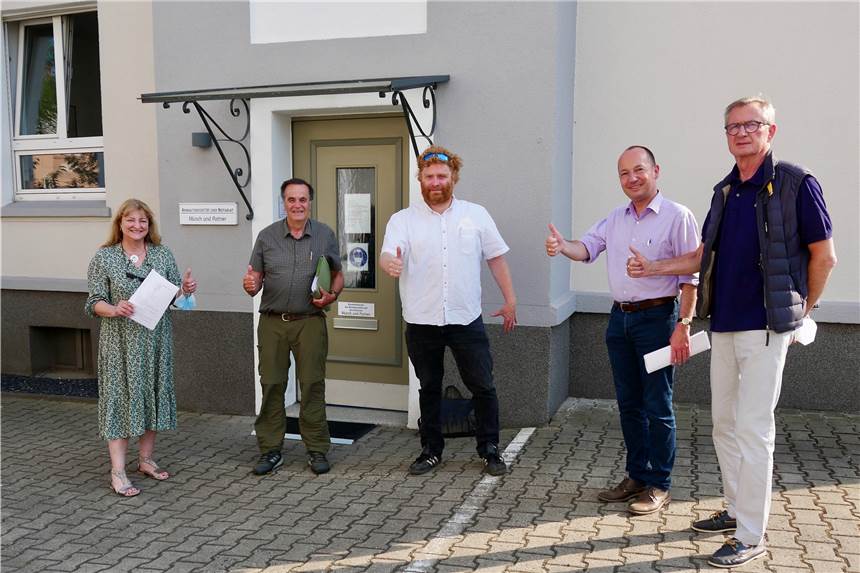 Crowd-Funding erfolgreich: Halle 4 der Rohrmeisterei hat neue Besitzer Von links: Christine Kluge, Rainer Budde und Lars Blömer vom Taf sowie Tobias Bäcker und Michael Schade von der Rohrmeisterei kamen in dieser Woche für die Vertragsunterzeichnung zusammen.