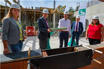 Von links: Daniela Fiege (Vorstand Stadtbetrieb Abwasserbeseitigung Lünen), Bürgermeister Jürgen Kleine-Frauns, Prof. Dr. Uli Paetzel, Vorstandsvorsitzender des Lippeverbandes, Dr. Emanuel Grün als Technischer Vorstand des Lippeverbandes und Iris Lasitschka (Projektleiterin beim Lippeverband) bauten am Montag die Zeitkapsel ein