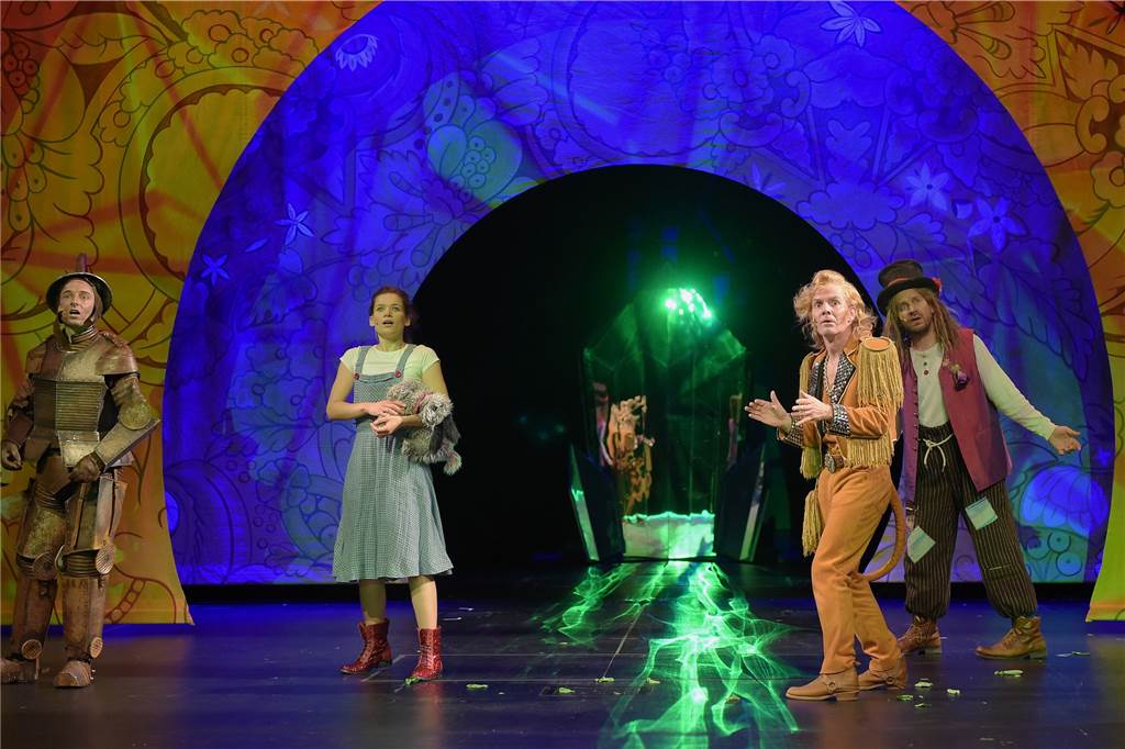 Märchen ganz modern: Diese Stücke für Kinder gibt es in den Theatern der Region Von links: Der Blechmann (gespielt von Benno Schulz), Dorothy (Joana Tscheinig), Der Löwe (Stefan Diekmann) und die Vogelscheuche (Gregor Henze) reisen gemeinsam zum Zauberer von Oz.