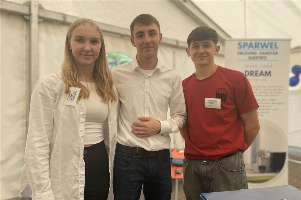 Viele Einblicke und Spaß bei der Azubi-Road-Show: Die Gewerbeschau in Oeding Von links: Die Azubis der Firma Sparwel Heizung Sanitär Elektro Anna Diekfelder, Mika Sparwel und Juan Tuxhorn stehen den Gästen bei der Azubi-Road-Show zur Verfügung.