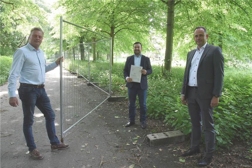 Kieselrot-Belastung: Förderung soll Spielplatz endlich wieder zum Leben erwecken Von links: Dr. Rainer Sprungmann, Planungsamt Stadt Schwerte, Bürgermeister Dimitrios Axourgos und Thorsten Schmitz-Ebert, Leiter der Umweltabteilung der Bezirksregierung Arnsberg.