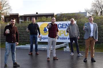 Von links: Fadi Rajab, Vorsitzender des Jugendwerk Vreden, Jörg Lenhard, Citymanager und Mitglied im Arbeitskreis Ausbildung, Johannes Terhürne, conduco labs UG, Markus Funke pädagogischer Leiter des Jugendwerk Vreden und Vredens Bürgermeister Dr. Tom Tenostendarp - alle halten die neue App auf dem Smartphone in ihrer Hand.
