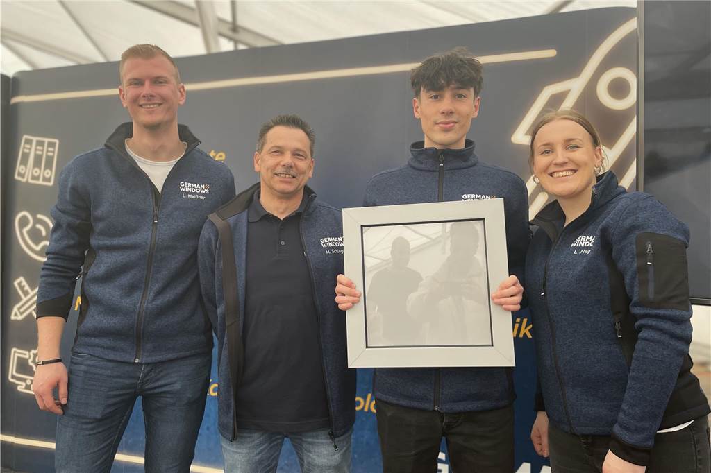 Viele Einblicke und Spaß bei der Azubi-Road-Show: Die Gewerbeschau in Oeding Von links: Lion Meißner, Matthias Schlegel, Owen Smit und Laura Nagel halten einen selbst zusammengeschraubten Bilderrahmen hoch.