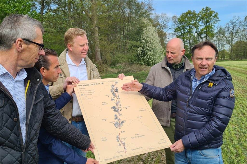 Besonderes Schild an der A31: Autobahn GmbH sorgt für Frustmoment Von links: Ludger Holtkamp (Vorstand der 2G Energy AG), Lee-NRW-Geschäftsführer Christian Mildenberger, Henning Rehbaum (CDU/MdB), Heeks Bürgermeister Franz-Josef Weilinghoff und Landrat Dr. Kai Zwicker mit der „offiziellen“ Karte der Autobahn-Energieallee