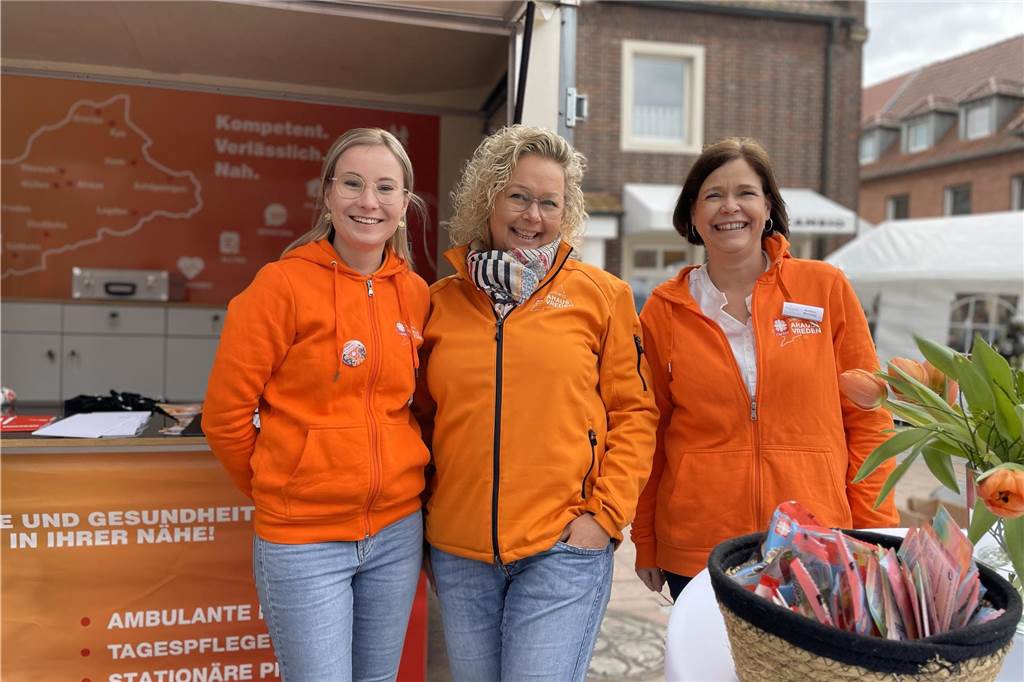 Festtagsstimmung in Ahaus: Ostermarkt zieht Tausende Besucher in die Innenstadt Luisa Roß, Anja Bertelmann und Bettina Berning wollen den Ahausern die Arbeiten der Caritas näher bringen.