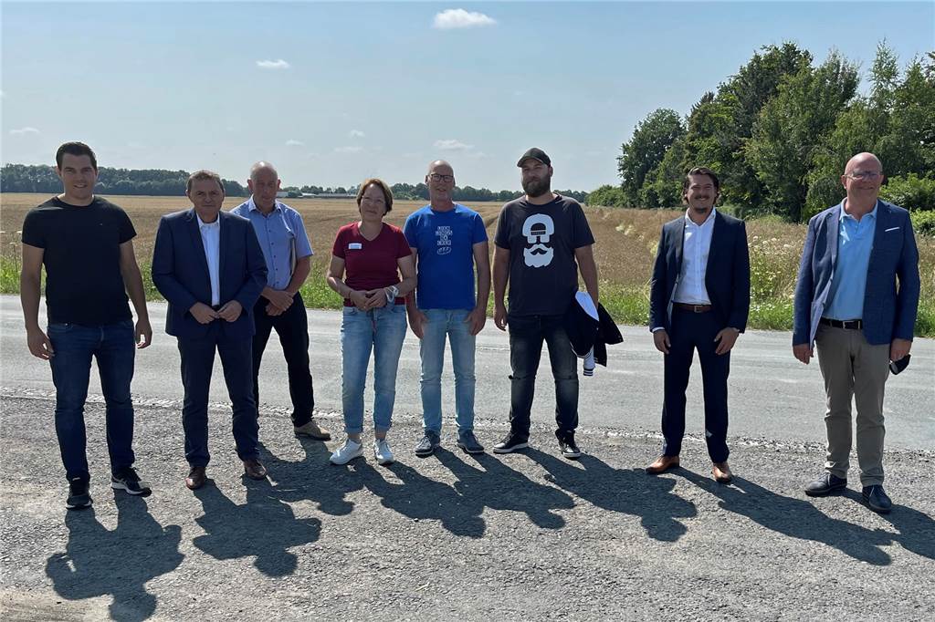 Discounter kommt nach Capelle – Eröffnungspläne stehen fest Von links: Manuel Lachmann (Wirtschaftsförderung), Bürgermeister Dietmar Bergmann, Josef Klaas (Bauamt Nordkirchen), Judith, Karl und Tim Röwekamp (Bäckerei Röwekamp), Simon Laschkowski (Netto Marken-Discount) und Wilfried Helmich (Projektentwickler) freuen sich über die Fortschritte.