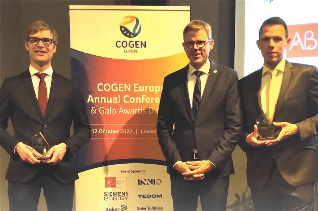 Flughafenterminal ausgestattet: 2G Energy aus Heek räumt zwei Preise ab Von links: Mark Holtmann (Managing Director 2G Energy Ltd) mit dem Preis in der Kategorie „Technologie und Innovation“, Christian Grotholt (CEO) und Stefan Liesner (Head of PA & PR) mit dem Preis in der Kategorie „Market Development/Individual“.