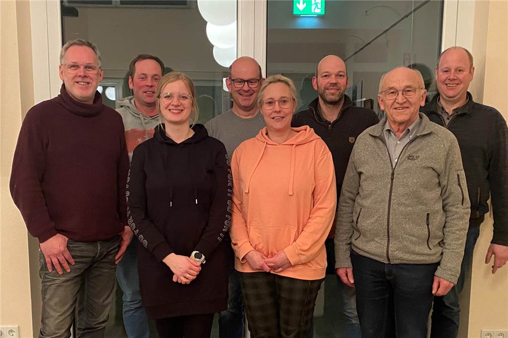 825 Jahre Nienborg: Besonderes Familien-Burgfest zum Ehrentag Von links: Markus Callenbeck, Frank Gesenhues, Annika Garbe, Marco Mensing, Heidi Schiller, Markus Vogelsang, Werner Nacke und Berthold Sundermann gehören dem Festausschuss an und planen das Event bereits seit Oktober 2022.