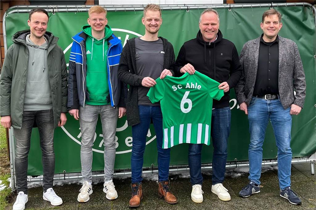 SC Ahle stellt zukünftigen Trainer vor: „Raus aus der Komfortzone“ Von links: Michael Heying (Geschäftsführer SC Ahle), Jens Amshoff (Seniorenobmann SC Ahle), der neue Trainer Kai Egbringhoff, Heijo Elsbernd (zukünftiger Co-Trainer), Reinhard Göcke (1. Vorsitzender SC Ahle)