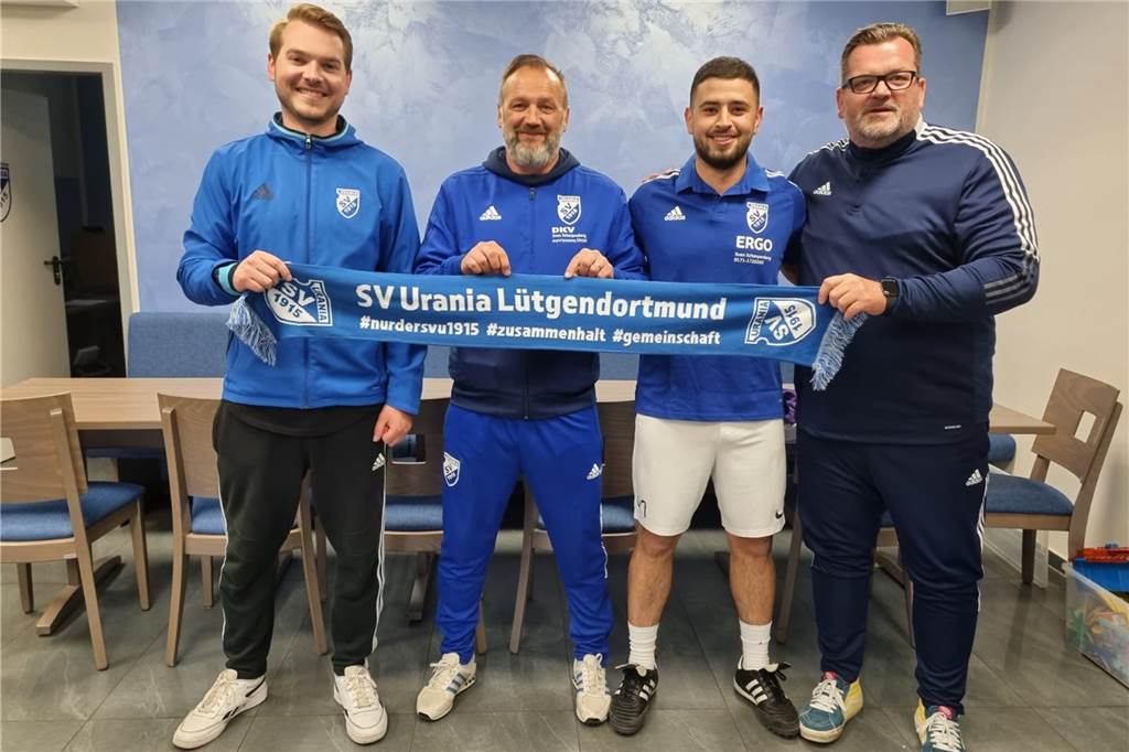 Dortmunder Kreisligist verpflichtet Spieler vom Konkurrenten, weiterer kommt aus Bezirksliga Von links nach rechts: Jonas Hartwich , Marco Herr, Neuzugang Mahmut Ak und Harry Wullf.