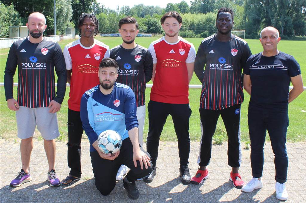 TSV Ahaus verstärkt sich siebenfach: Mannschaft gerüstet für Kreisliga B Von links: Omar Omayrat, Mamadou Diallo, Isa Hamoui, Nur-Mohamad Batiev, Ginkas Touray, Ali-Riza Günes, unten: Mehmet Ates (es fehlt Berkin Secgel)