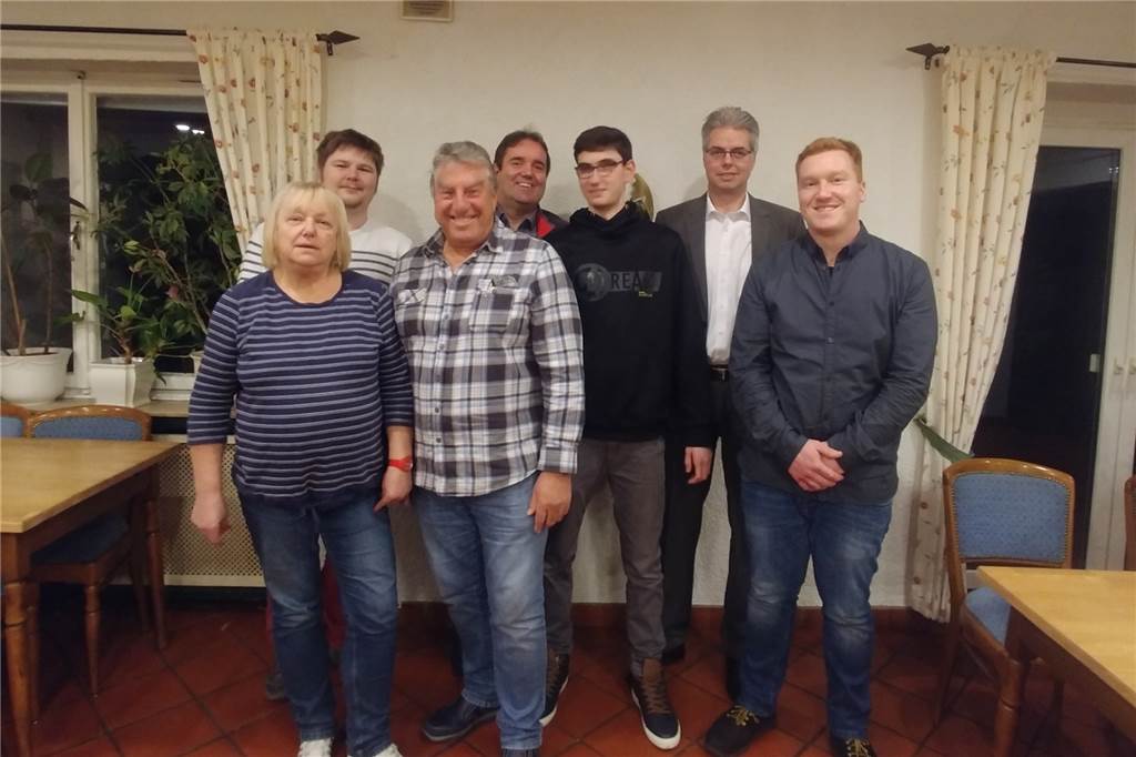 Der Angstraum am Hörder Bahnhof soll sicherer werden Von links: Ratsvertreterin Edeltraud Kleinhans, Vorstandsmitglied Pascal Stember, stellvertretener Vorsitzender Werner Baschin, erster Vorsitzender Ralf Neuhaus, Ortsvereinsmitglied Kevin Lifrieri, Abteilungsleiter des Ordnungsamtes Jürgen Walther und David Liskatin, Kandidat der Bezirksvertretung.