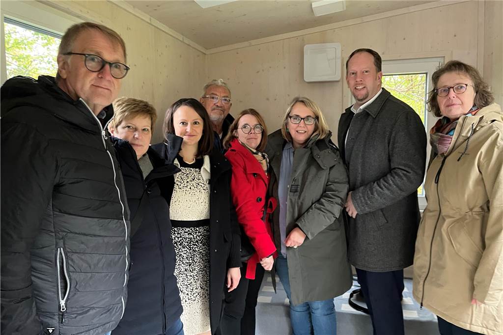 Tiny-Houses für Obdachlose: Die Awo setzt auf eine neue Idee Von links: Werner Breitbach, Leiter des Erna-David-Zentrums, Mitinitiatorin Simone Knipping, Mandy Eisenkopf, Leiterin, des Karola-Zorwald-Seniorenzentrums, Initiator Hand van Dormalen, die Landtagsabgeordnete Nadja Lüders, Anja Butschkau, Vorsitzende des Awo-Unterbezirks Dortmund, Marco Schmitz, Stiftung Wohlfahrtspflege NRW, und Jutta Grasshöfer, Sparkasse Dortmund