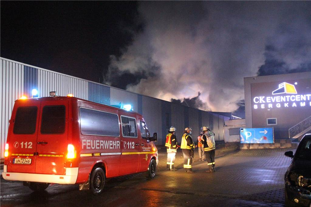 Bildergalerie und Video: 150 Holzpaletten brannten an der Industriestraße in Bergkamen Von mehreren Seiten rückte die Feuerwehr zum Brandherd vor.