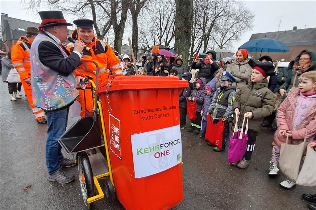 Kinderkarnevalszug: Die Holsterhausener können es noch! Von Moderator Andreas Kruse und Bürgermeister Tobias Stockhoff auf seiner "Kehrforce One" erfuhr man, dass der frischgebackene Ehemann auch Zuhause für das Sauberhalten der Wohnung zuständig ist.