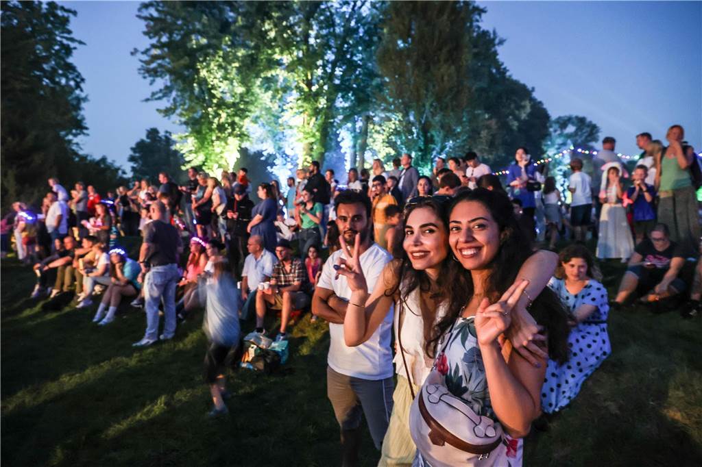 Von Musik und Show waren viele Menschen begeistert.