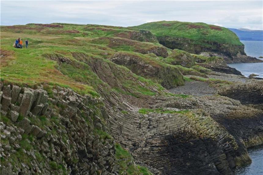 Ein Tag auf drei schottischen Inseln Von Naturgewalten geformt: Auf der Insel Staffa leben keine Menschen, täglich kommen in der Hochsaison allerdings Hunderte Touristen. Foto: Christian Röwekamp