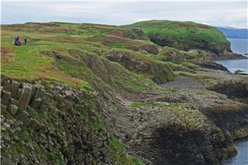 Von Naturgewalten geformt: Auf der Insel Staffa leben keine Menschen, täglich kommen in der Hochsaison allerdings Hunderte Touristen. Foto: Christian Röwekamp