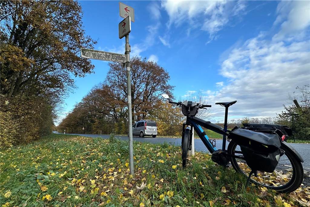 „Gefährliches Stückwerk“ beim Radweg an der K2? Ein Fahrrad steht an der Kreisstraße an der Einmündung Schwarzer Damm