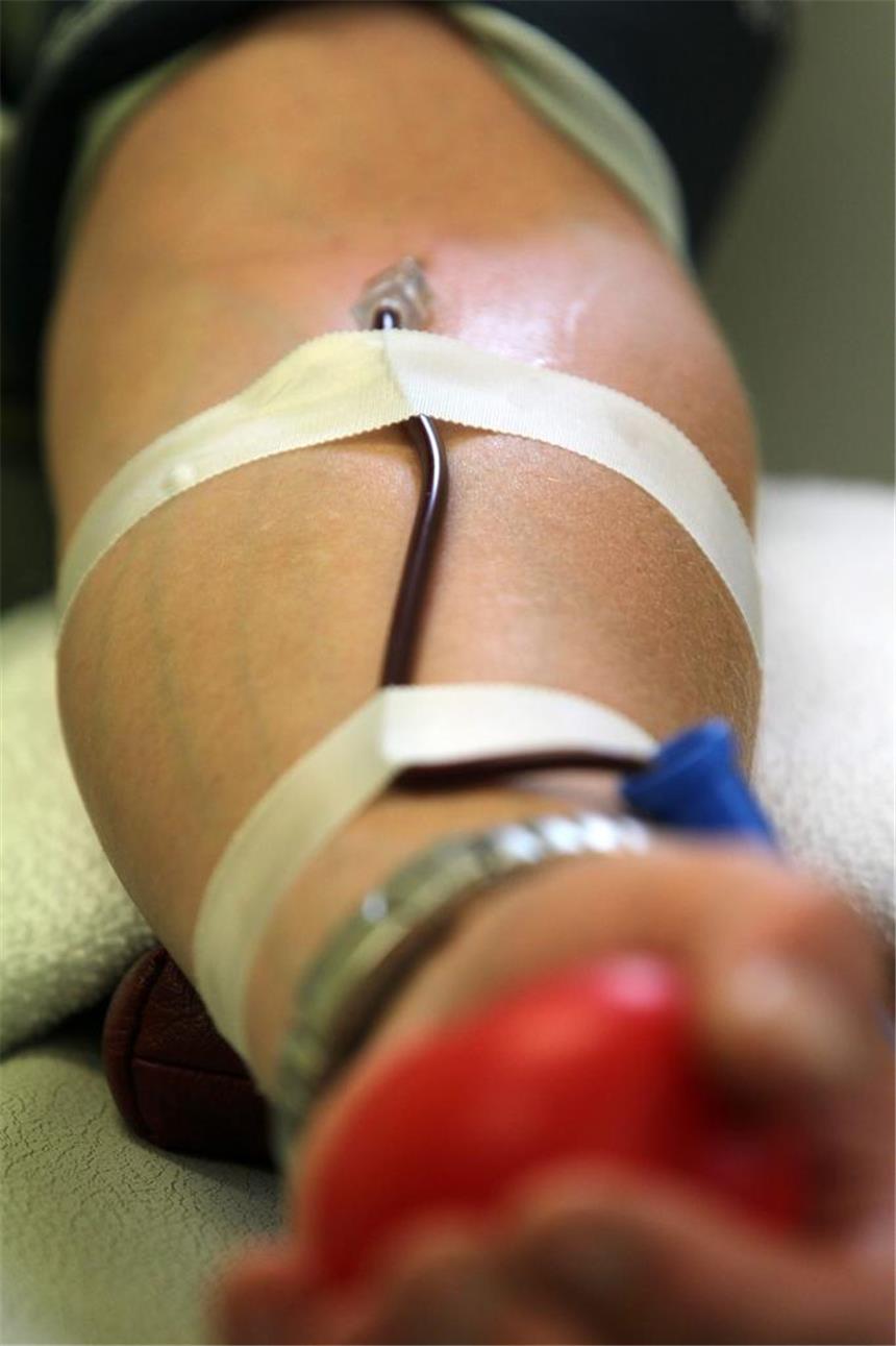 Selmer kritisiert Blutspende-Regelung für Schwule Von nun an dürfen auch homosexuelle und bisexuelle Männer Blut spenden, aber nur wenn sie ein Jahr lang enthaltsam gelebt haben.