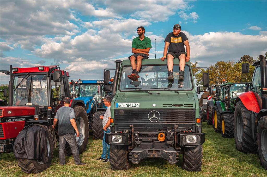 Open Air Festival Von oben auf Treckern und Unimogs hat man eine gute Sicht auf das Event.