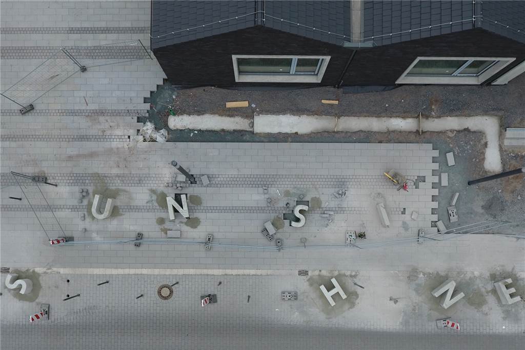 Welche Bedeutung haben die Beton-Buchstaben vor dem Jugendzentrum Sunshine? Von oben betrachtet zeigt sich, was die einzelnen Buchstaben bedeuten: sie bilden das Wort „Sunshine“.