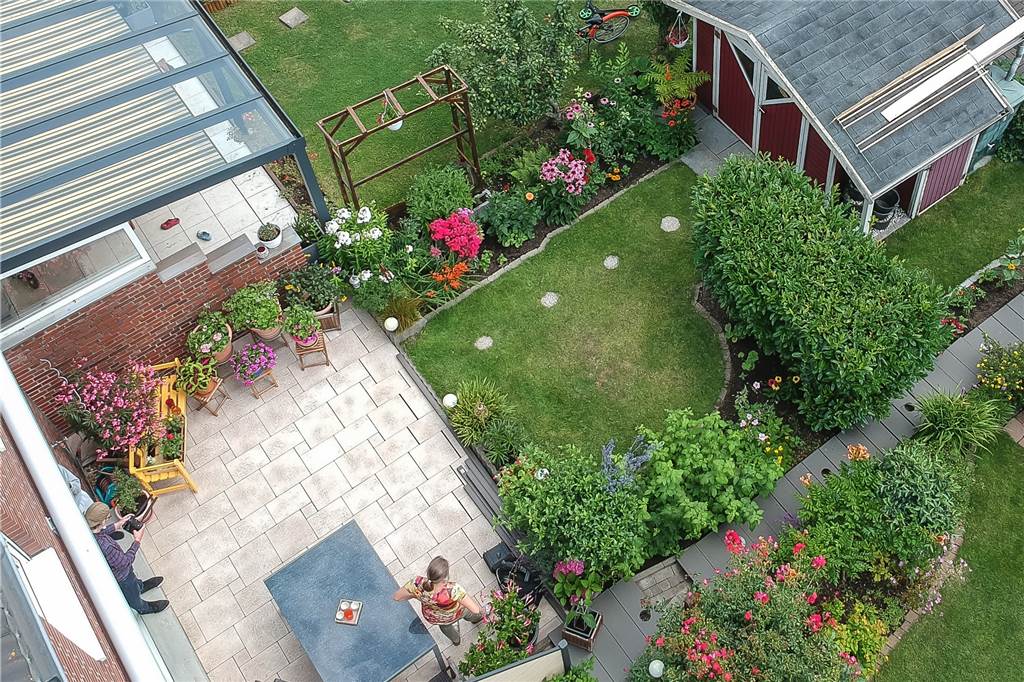 Von oben kann man gut sehen, wie geschickt Sabine Wessollek (unten) den Platz in ihrem Reihenhaus-Garten nutzt.