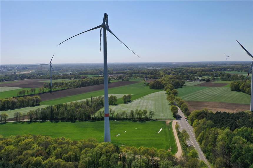Windrad an der B58 in Haltern verliert Rotorblatt - Straße gesperrt Von oben sieht man auch die Teile des Flügels, die bereits auf den Boden gefallen sind. Unten rechts ist die B58 zu sehen.