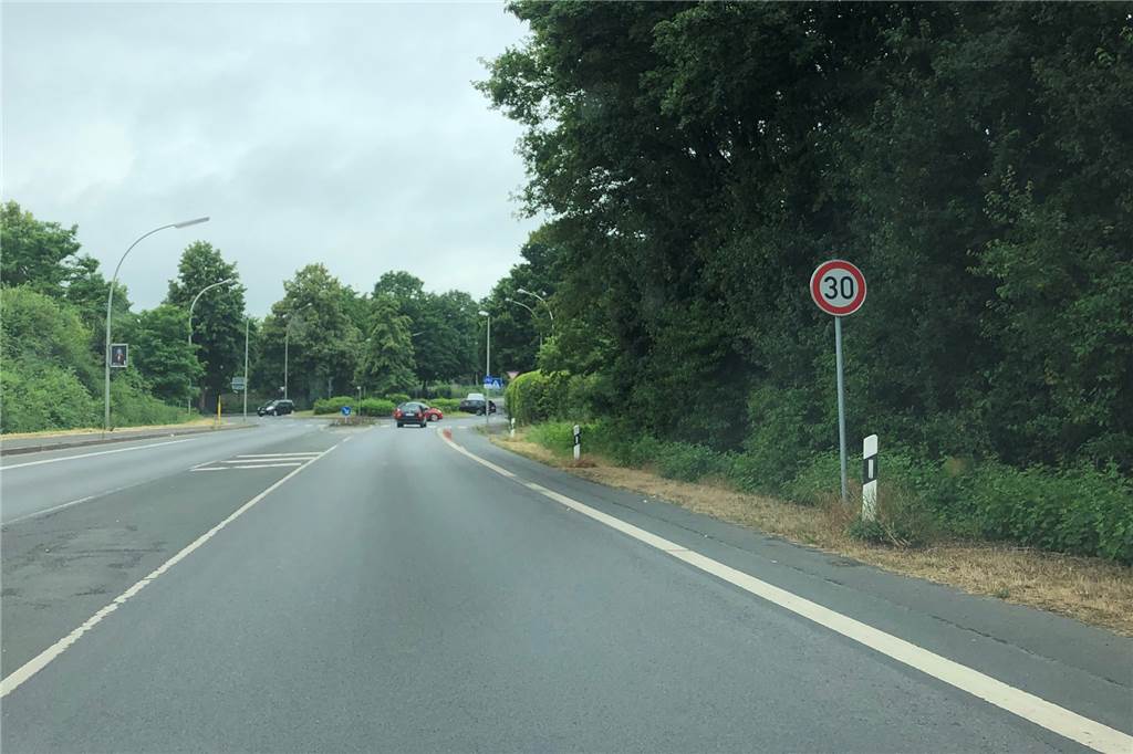Unfallhäufung in Selm: Stadt will Kreisverkehr entschärfen Von Osten kommend werden Verkehrsteilnehmer vor dem Kreisverkehr Neue Werner Straße/Breite Straße per Schild aufgefordert, das Tempo auf 30 km/h zu reduzieren. Diese Maßnahme hat laut Stadtverwaltung noch nicht die gewünschten Resultate erzielt.