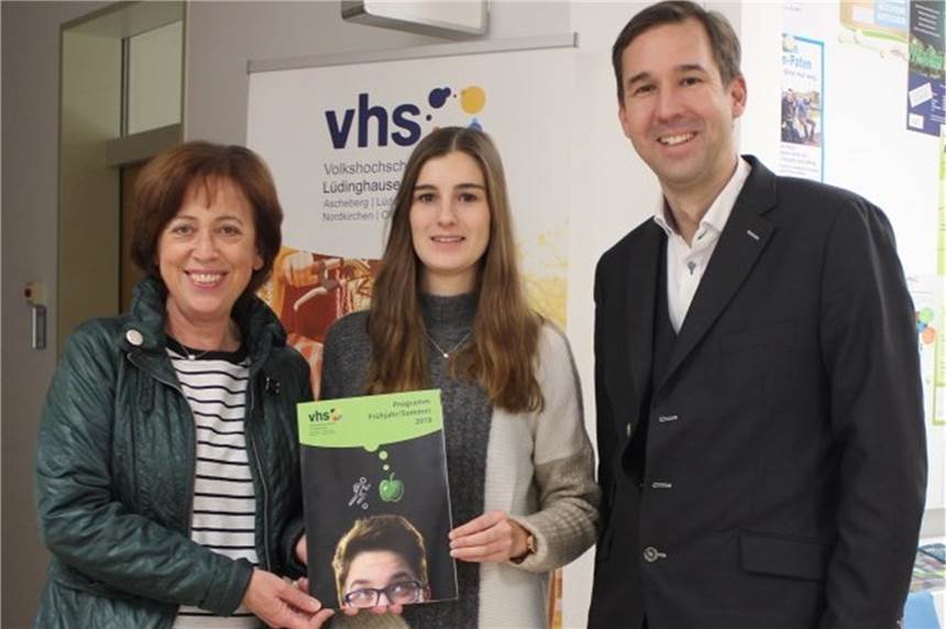 Diese Kurse bietet das neue Programm der Volkshochschule in Nordkirchen an von rechts: Dr. Christoph Hantel (VHS Nordkirchen), Sarah Thiemann und Mechtild Kammert (Gemeinde Nordkirchen)