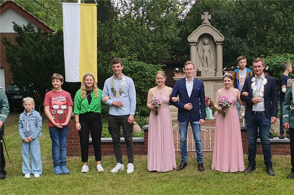 Köckelwicker Schützen lassen ihren neuen Regenten hochleben Von rechts: König Jan Gebing und Königin Kathrin Ahler (rechts) freuen sich mit dem Throngefolge Christopher Herick und Kristina Beuting, dem Jungschützenkönigspaar Michael Höink und Lena Dinkhoff sowie dem Kinderkönigspaar Sebastian Humberg und Johanna Laurich über ein harmonisches Schützenfest in Köckelwick.