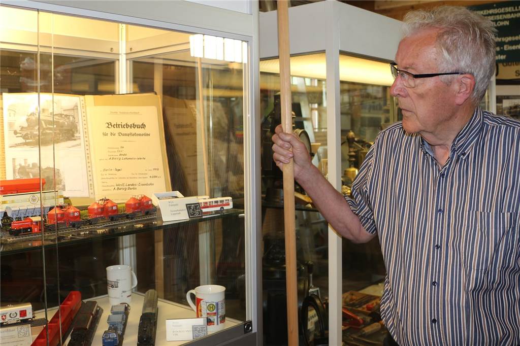 Betriebsbuch der Lok 94 aus 1912: Echte Rarität landet im Eisenbahnmuseum Betriebsbuch steht in einer Vitrine