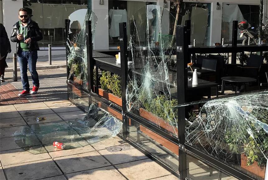 Ausschreitungen in Thessaloniki - Café demoliert Von Schalker Ultras zerbrochene Scheiben sind in Thessaloniki an einem Café zu sehen.