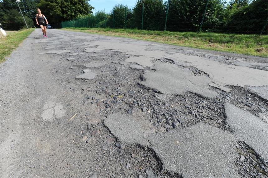 Diese Straßen werden noch in diesem Jahr saniert Von Schlaglöchern übersät ist die Wewelingstraße zwischen Ringelrodt und Sportplatz Pöppinghausen.